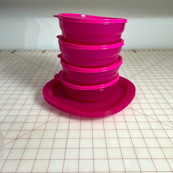 Tupperware Cereal Bowls and Snack Plates - Picture 1 of 4